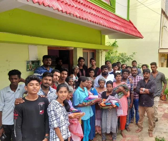 முதியோர் இல்லத்தில் தீபாவளி கொண்டாடிய குழுவினர்