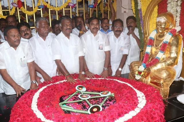 "நீங்களும் என்னைப் போன்று எம்.எல்.ஏ தான்!"- பசும்பொன்னில் முதல்வருக்கு நடந்த வரவேற்பில் சலசலப்பு