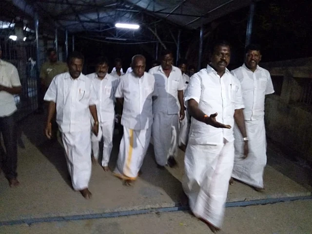 கோயிலில் பொன்.ராதகிருஷ்ணன்