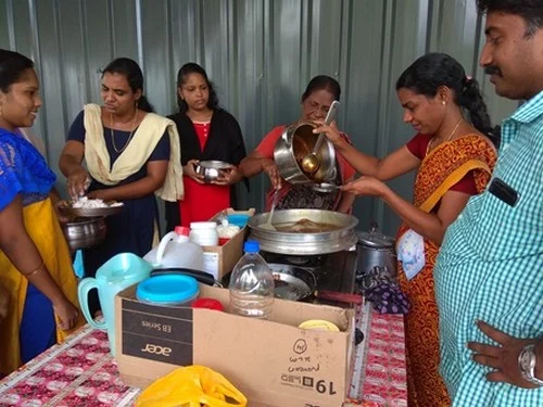 உணவு தயாரிக்கும் பெண்கள்