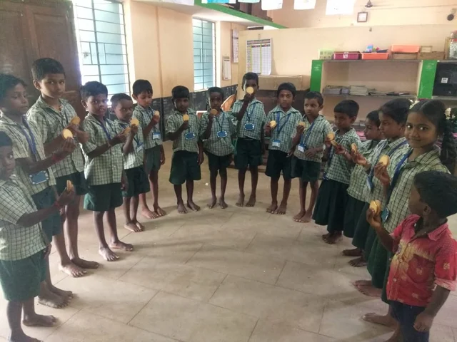 காலை உணவு சாப்பிடும் மாணவர்கள்