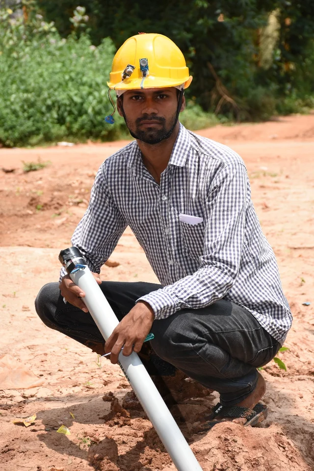 கருவியுடன் அமிர்த கணேஷ்