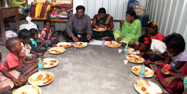 ஏழை குழந்தைகளுடன் சாப்பிடும் கலெக்டர்
