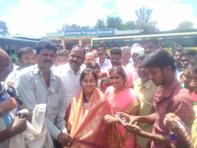 கீர்த்தனாவை வரவேற்கும் ஊர்மக்கள்