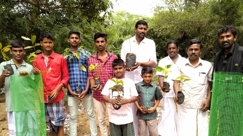 மரக்கன்றுகளுடன் ஊர் மக்கள்