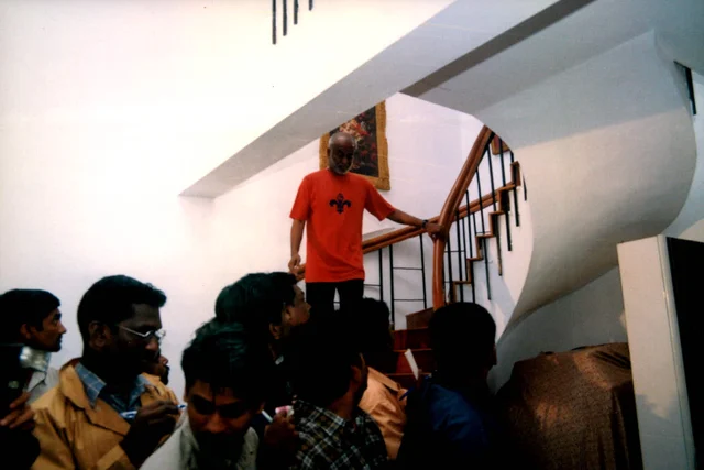 பேட்டி அளிக்க மாடிப்படிகளில் இறங்கி வரும் ரஜினி...