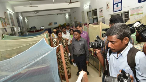 மருத்துவமனையில் டெங்கு ஆய்வு மேற்கொள்ளும் அதிகாரிகள்
