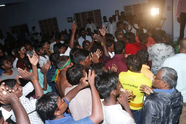 கூச்சலில் ஈடுபட்ட கருணாஸ் ஆதரவாளர்கள்