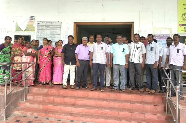 கறுப்பு பேட்ஜ் அணிந்திருக்கும் அலுவலர்கள்