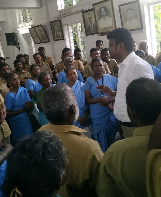 ஆணையருடன் தூய்மைப் பணியாளர்கள்