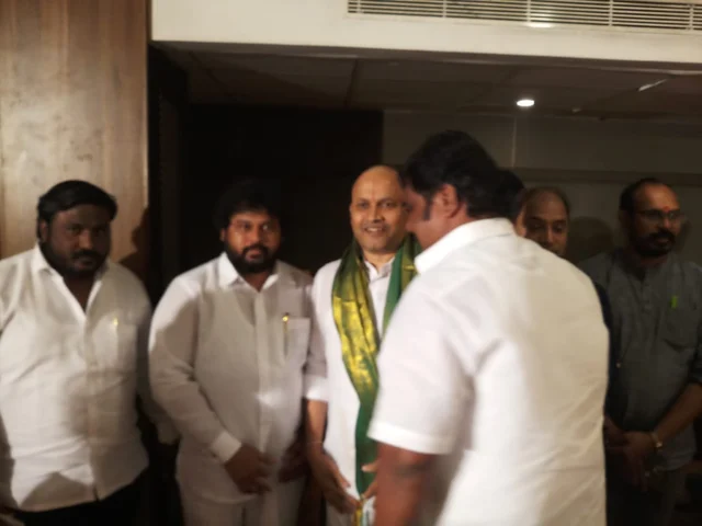 சேகர் ரெட்டியுடன் அ.தி.மு.க பிரமுகர்