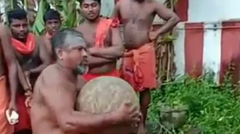 இளவட்டக்கல்லைத் தூக்கும் முருகன்