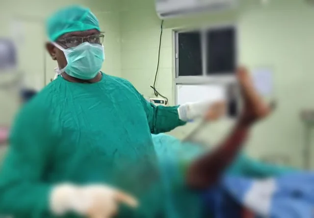 விபத்து சிதைத்த காலை அறுவை சிகிச்சை செய்யும் மருத்துவர்கள்