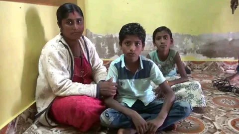 சிறுவன் குணா தன் அம்மா மற்றும் சகோதரியுடன்.