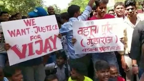 போலீஸ் நிலையம் முன்பு போராட்டத்தில் ஈடுபட்டவர்கள்