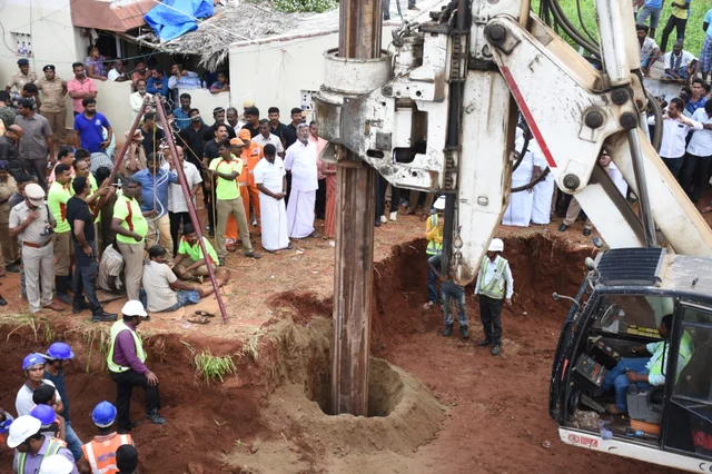 `90 அடியில் இருக்கும் குழந்தைக்கு ஆக்சிஜன் அனுப்பப்படுகிறது!'- விஜயபாஸ்கர் #prayforsurjeeth