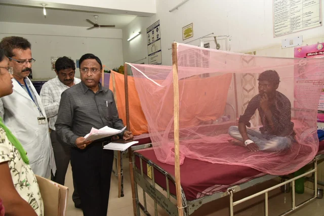 மருத்துவமனையில் டெங்கு ஆய்வு மேற்கொள்ளும் அதிகாரிகள்