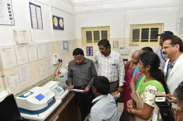 மருத்துவமனையில் டெங்கு ஆய்வு மேற்கொள்ளும் அதிகாரிகள்