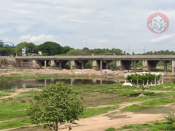 புதிய பாலம் கட்டும் பணிகள் நடக்கிறது.