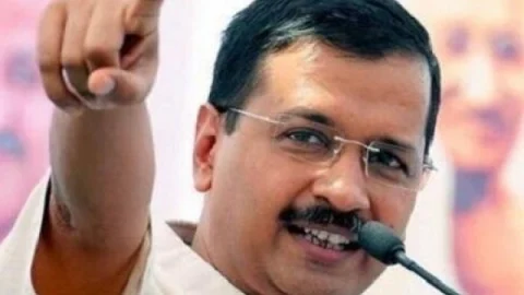 இலவச பேருந்துப் பயணம் அரவிந்த் கெஜ்ரிவால்