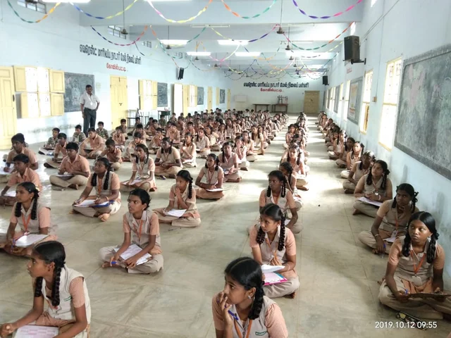 தேர்வில் கலந்து கொண்ட மாணவர்கள்