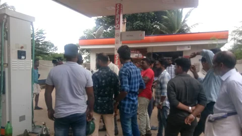 பெட்ரோல் பங்க் முற்றுகை