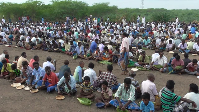 திருவிழா விருந்தில் ஆண்கள்