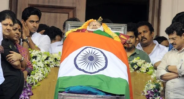 ஜெயலலிதாவின் உடலைச் சுற்றிலும் சசிகலாவின் உறவுகள்