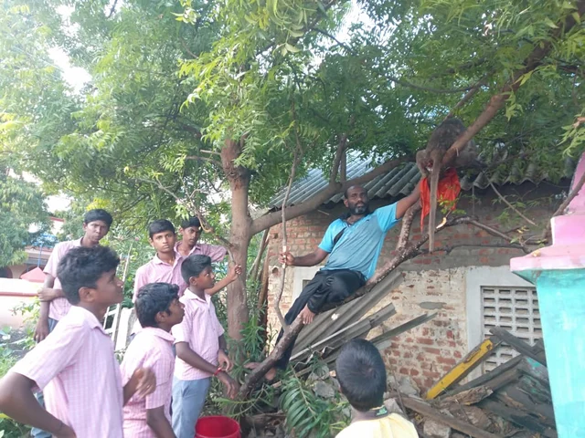 குரங்கை மீட்கும் முயற்சியில் முத்துராமலிங்கம்