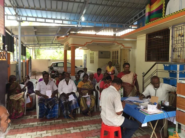 சிகிச்சைக்காக காத்திருக்கும் மக்கள்