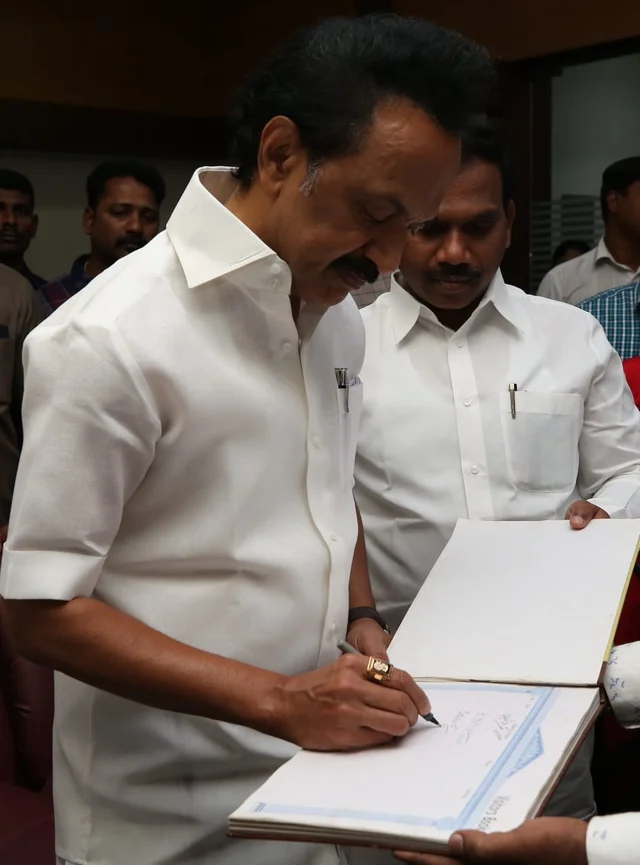 கையொப்பமிடும் ஸ்டாலின்