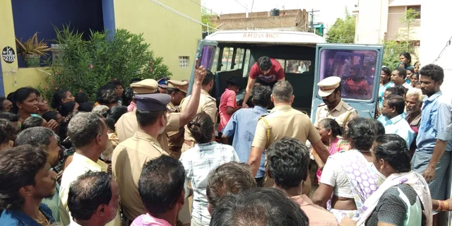 ஆம்புலன்ஸில் ஏற்றப்படும் சுமதியின் சடலம்