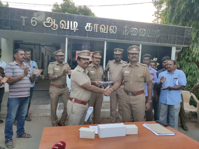 போலீஸாரைப் பாராட்டும் துணை கமிஷனர் ஈஸ்வரன்