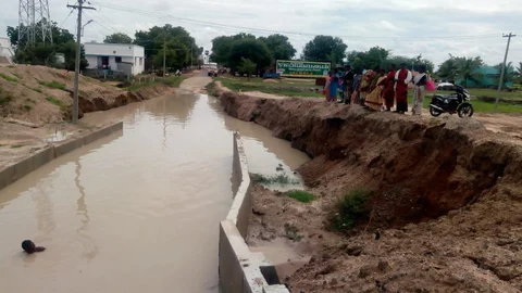 தண்ணீரில் மூழ்கியுள்ள தரைப்பாலம்
