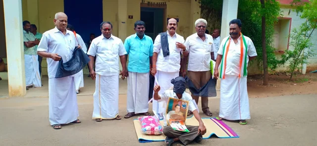 காங்கிரஸ் கட்சியினர் நூதனப் போராட்டம்