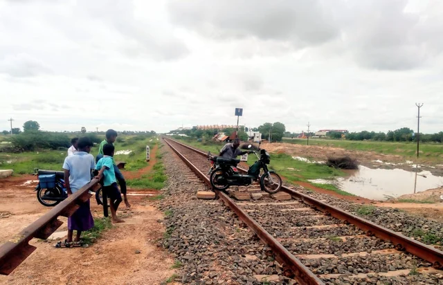தண்டவாளம் இடையே கற்கள்