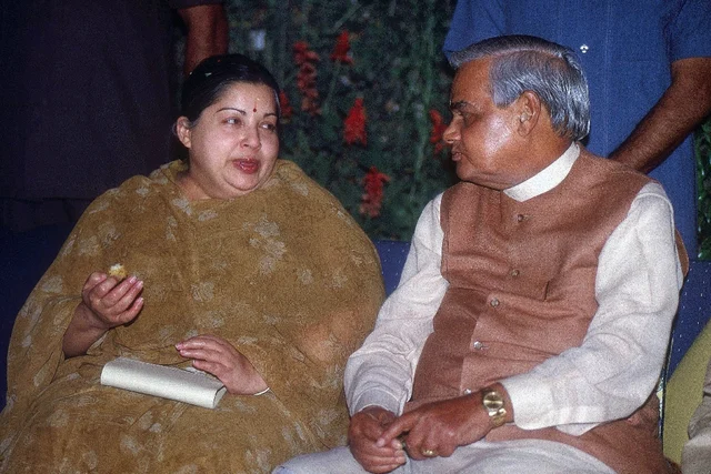 வாஜ்பாயுடன் ஜெயலலிதா