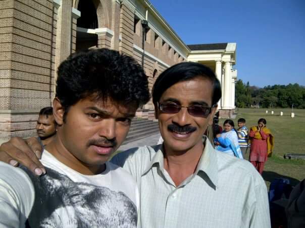 Manobala with vijay at Nanban Movie shooting spot