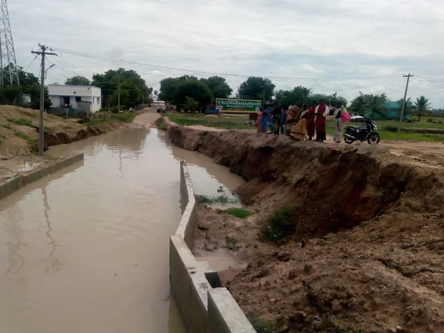 தண்ணீரில் மூழ்கியுள்ள தரைப்பாலம்