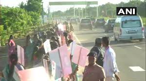 சீன அதிபருக்கு சாலையில் காத்திருந்து மக்கள் வரவேற்பு