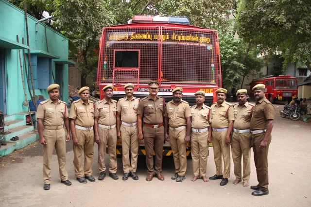 நிலைய அலுவலர் வெங்கடேசனுடன் தீயணைப்பு வீரர்கள்