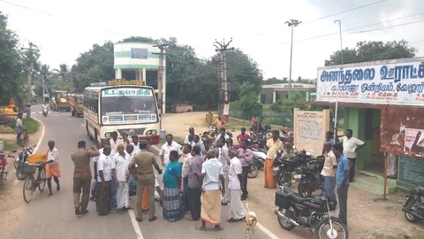 மறியலில் ஈடுபட்ட கிராம மக்கள்