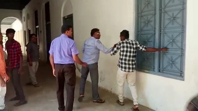 முன்னாள் மாணவர்களை தாக்கிய உடற்கல்வி ஆசிரியர்