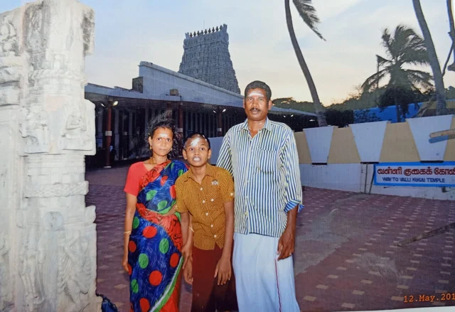 திருச்செந்தூரில் குடும்பத்தாருடன் சிவனேஷ்.
