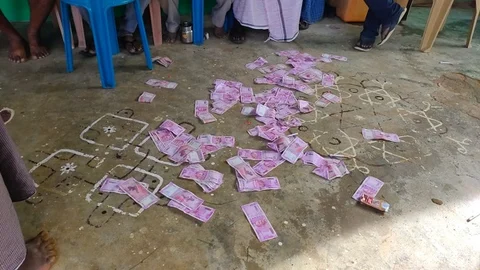 சிதறிக்கிடக்கும் பணம்