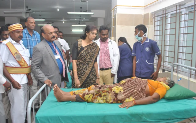 பார்வையிடும் மாவட்ட ஆட்சியர்