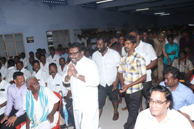 ஆதரவாளர்களுடன் கருணாஸ்
