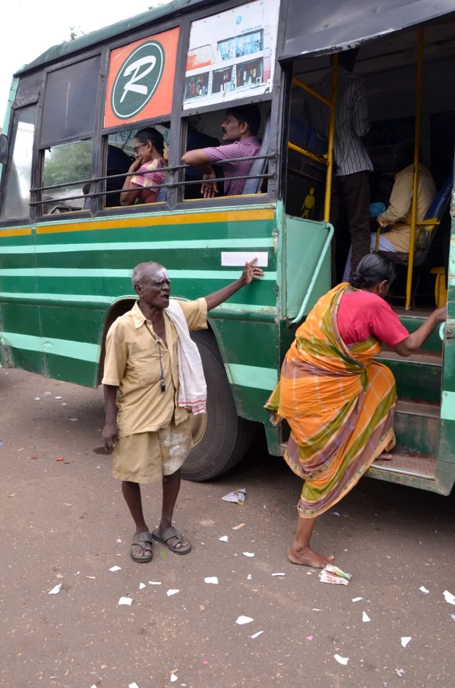 ஆட்களை பேருந்தில் ஏற்றிவிடுகிறார்.
