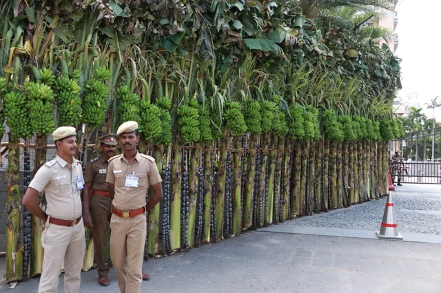 பாதுகாப்பில் இருக்கும் காவலர்கள்