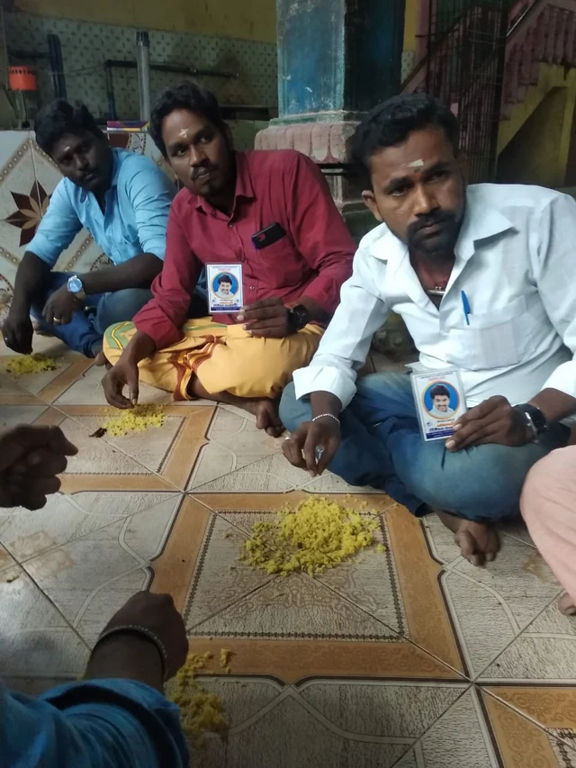 `பிகில்' பெரிய வெற்றிபெறணும்! - நாகை விஜய் ரசிகர்கள் `மண்சோறு' வேண்டுதல்